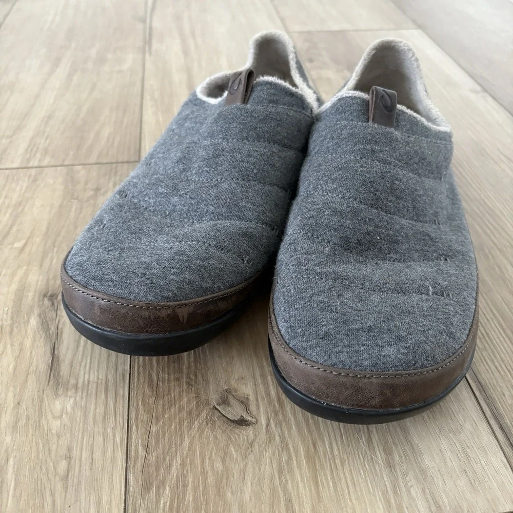 OluKai Mahana Slippers Men's Size 12 Grey Quilted Textile Leather Slip On 10451